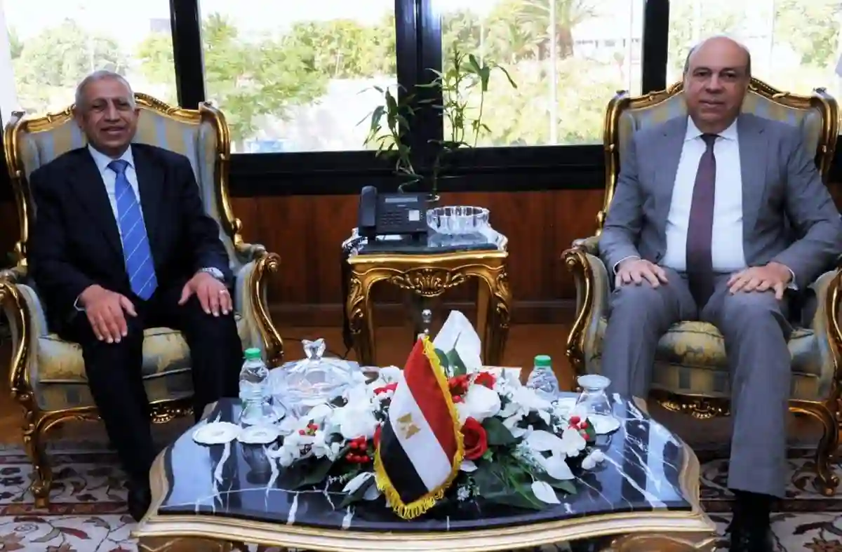وزير الطيران المدني يبحث تعزيز التعاون مع الأكاديمية العربية للنقل البحري لتطوير قطاع الطيران في مصر